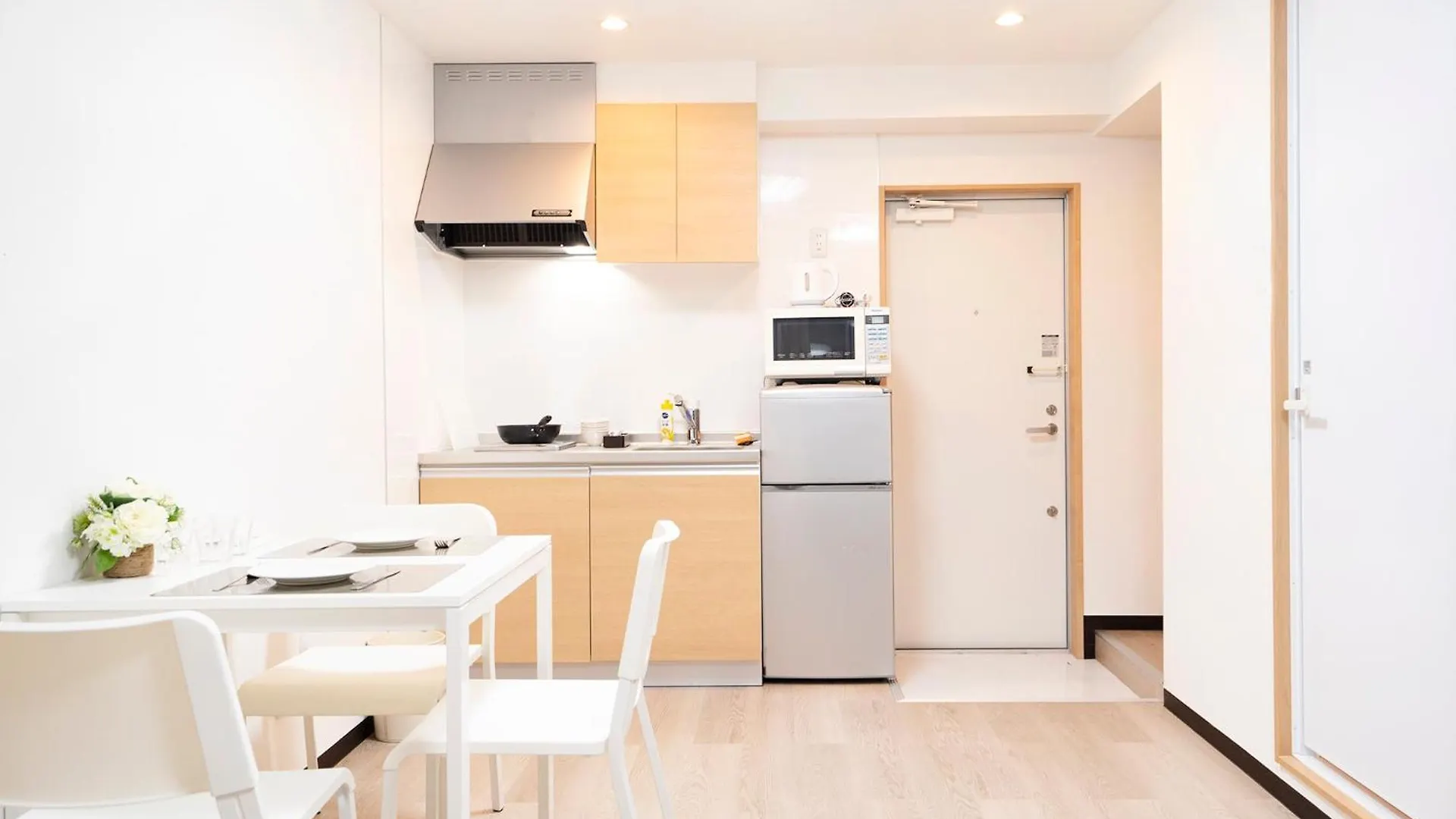 7Ppl Shinjuku Gyoen丶 National Garden丶 Kabukicho丶 Shinjuku Station丶 Golden Gai丶 Tokyo Metropolitan Government Building Yoe-4 Apartment