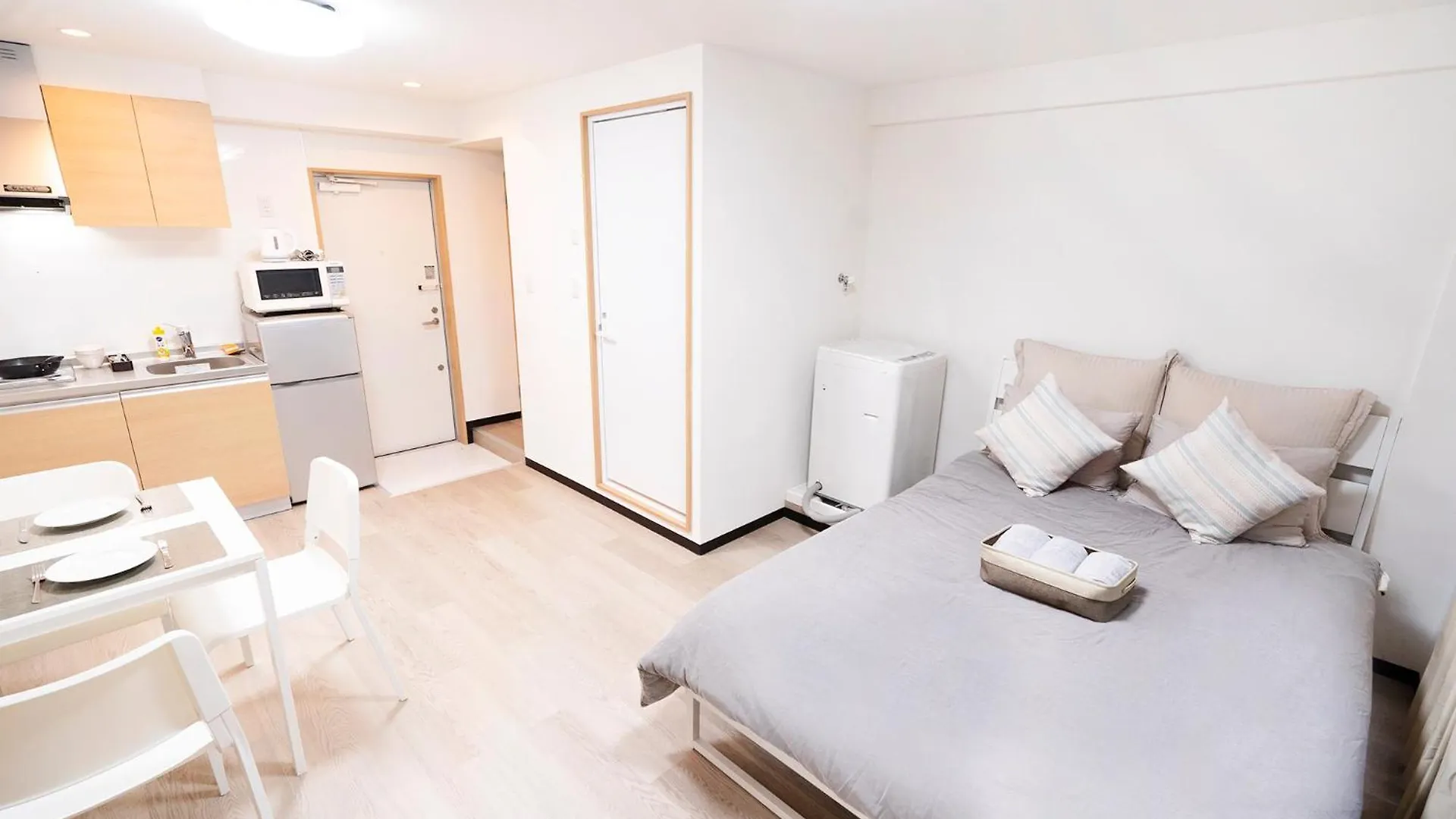 7Ppl Shinjuku Gyoen丶 National Garden丶 Kabukicho丶 Shinjuku Station丶 Golden Gai丶 Tokyo Metropolitan Government Building Yoe-4 Apartment 0*,  Japan