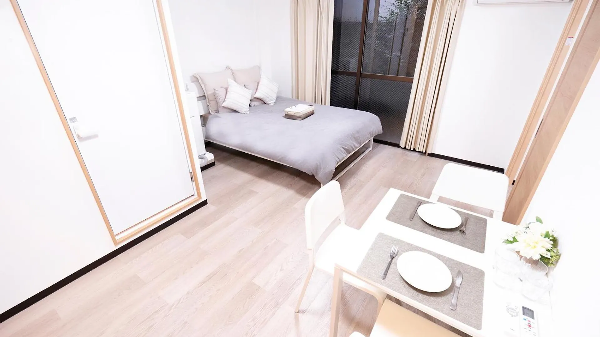 7Ppl Shinjuku Gyoen丶 National Garden丶 Kabukicho丶 Shinjuku Station丶 Golden Gai丶 Tokyo Metropolitan Government Building Yoe-4 Apartment
